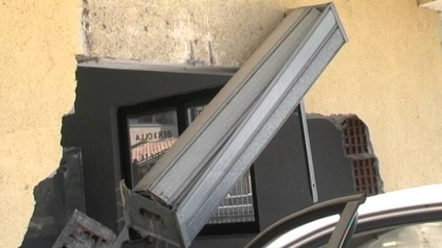 Durrës, makina përplaset me lokalin, 1 i vdekur dhe 3 të plagosur