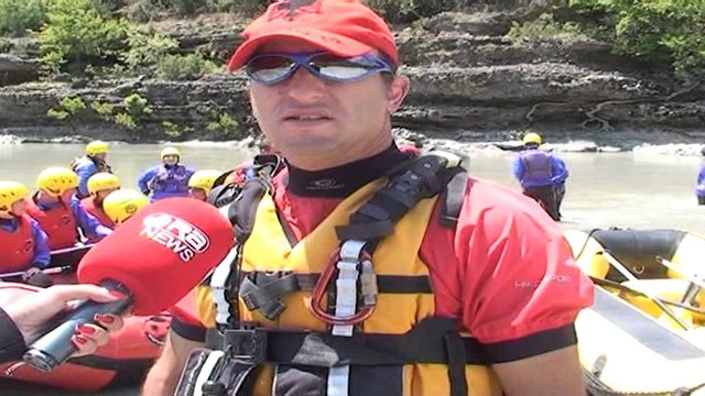 Rafting në lumin e Vjosës, pushues vendas dhe të huaj në një aventurë të re