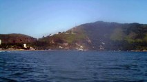 Reciclando garrafas de 2 litros PET em um belo caiaque, navengando na Baia do Flamengo, Ubatuba, Brasil