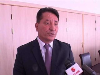 Lajme - Zyrtarët e administratës me nënshkrime në punë