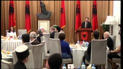 Festohet nata e Kadrit. Nishani shtron iftar