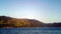 Reciclando garrafas de 2 litros PET em um belo caiaque, navengando na Baia do Flamengo, Ubatuba, Brasil