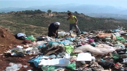 Fati i varur nga stogjet e plehrave. 77 vjeçarja gërmon çdo ditë