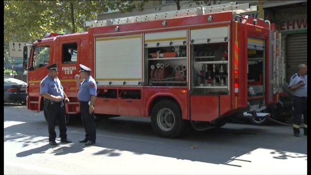 Zjarr në Tiranë, merr flakë kati i katërt i një godine