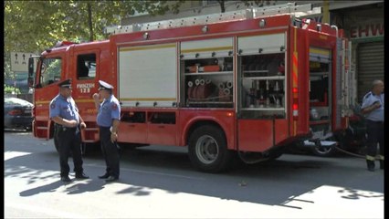 Zjarr në Tiranë, merr flakë kati i katërt i një godine