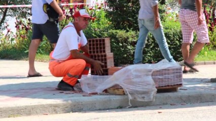 Bashkia e Përmetit merr "Kishën", rrethohet godina, dritaret mbyllen me tulla