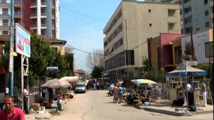 Ujërat e zeza në plazhin e Durrësit, situta vijon të mbetet shqetësuese