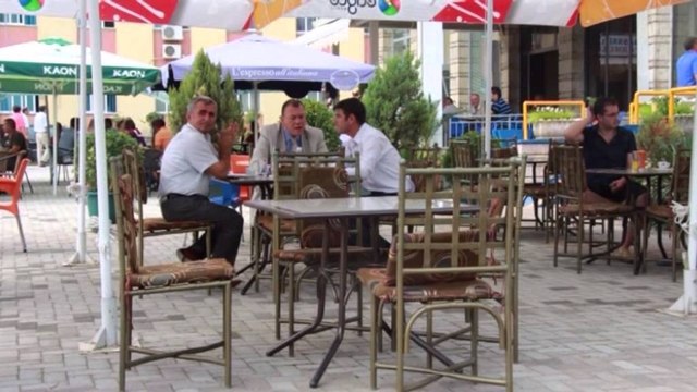 Priftërinjtë 'refuzojnë' gjykatën, meshë në shenjë proteste para Pallatit të Kulturës