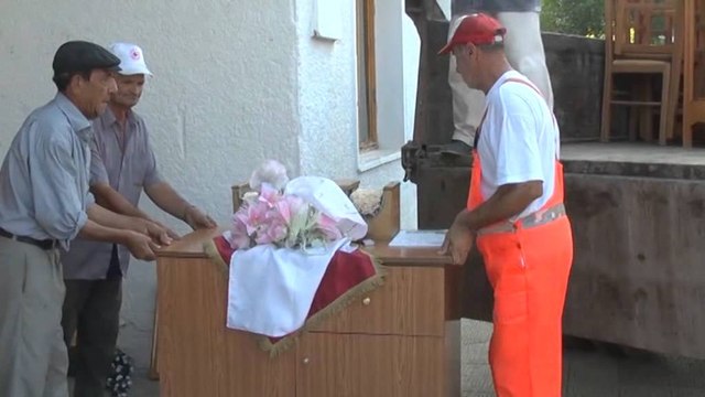 Përmet, priftërinjtë mbajnë meshë në shenjë proteste para Pallatit të Kulturës