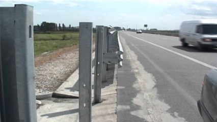 Grabitësit e skrapit, zhveshin nga mbrojtëset metalike akset rrugore