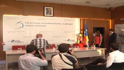 Majlinda Kelmendi mbërrin në Kosovë. Atmosferë feste për rekordmenen botërore