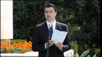 Nderohet heroi i demokracisë, Azem Hajdari. Personalitete të larta homazhe në Pallatin e Kongreseve