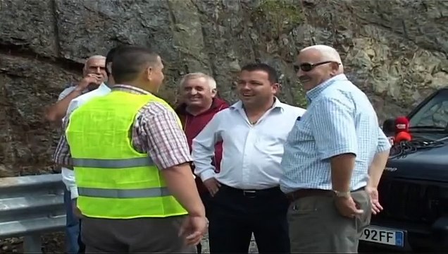 Probleme në rrugën e Kombit, inertet zaptojnë rrugën përgjatë autostradës