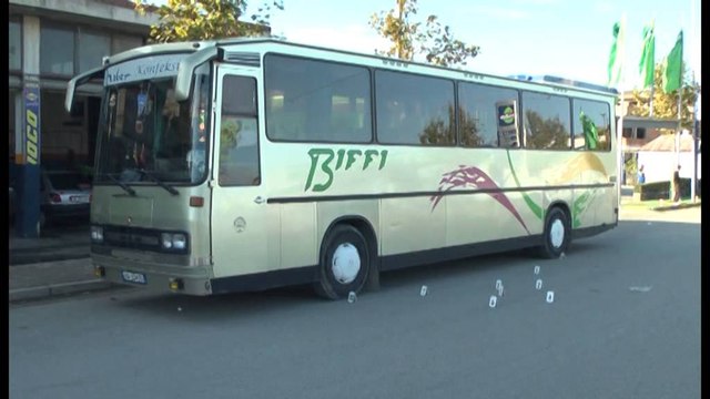 Durrës, motoristi breshëri plumbash ndaj autobusit. Plagoset drejtuesi dhe një udhëtare