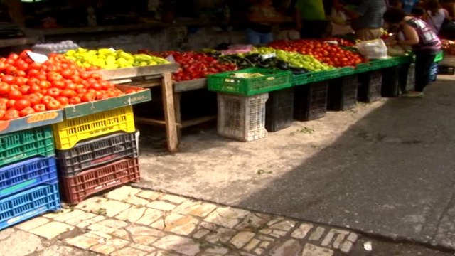 Shkodër, tregu Rus jashtë standardeve. Tregëtarët: Po shesim mishin në kushte skandaloze