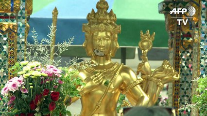 Thais flock to bombed shrine to pay respects