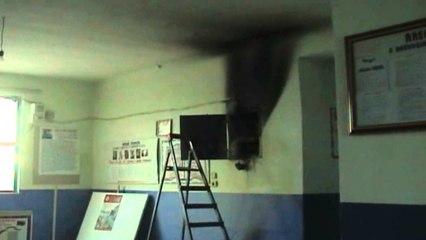 Rrezikohet jeta e 250 fëmijëve, rrufeja godet shkollën, përhapet zjarr