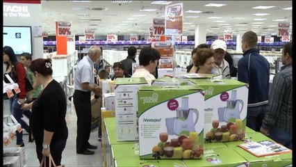 Hapet "Globe OUTLET", qytetarët dynden  për të përfituar  nga ofertat