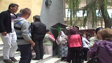 Universitetet hapin dyert, me mijëra studentë u drejtohen auditoreve