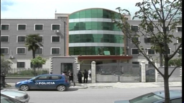 Shijak, prangosen me akuzën për vjedhje dy të rinj:Akuzohen për 14 vjedhje dyqanesh dhe shtëpish