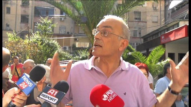 Jeta mes tymit dhe zhurmave, banorët e një pallati në Tiranë dalin në protestë