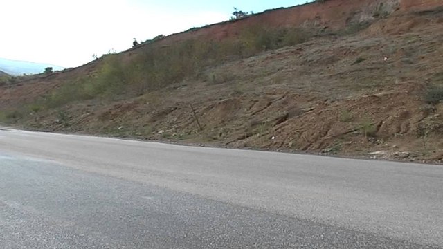 Probleme në aksin Kukës-Morinë, shkarje masive dheu, bllokohet një krah i rrugës