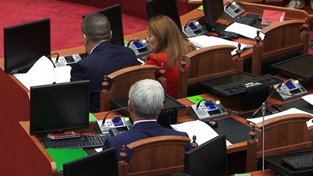 Mazhoranca kalon aktin normativ në Kuvend, PDIU votë kundër, PD bojkoton