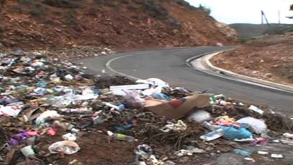 Tjetërsimi i akseve rrugore, mbeturinat dhe shkarjet e dheut bllokojnë rrugët e vendit