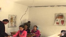 Mësojnë me rrezikun e shembjes së tavanit. 63 nxënës në Krujë, mësim në kushte skandaloze