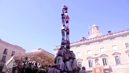 Así se derrumbó esta torre humana en plena exhibición