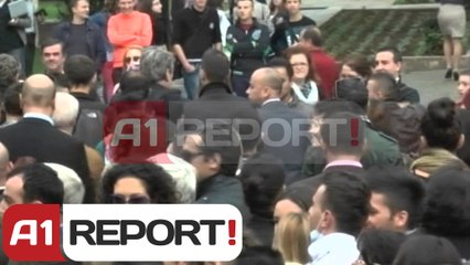 A1 Report - Protesta te kryeministria, të rinjtë dëbojnë Berishën Bashën