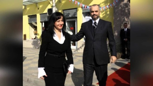 Imazhi i politikanëve,në101 vjet shtet: Nnga xhaketat turke deri te dekoltetë, apo minifundet