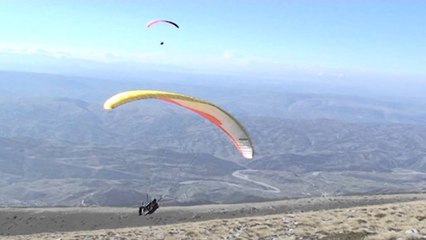 Djemtë që sfidojnë lartësitë. Përshkrojnë 10 km fluturim nga mali i Tomorrit