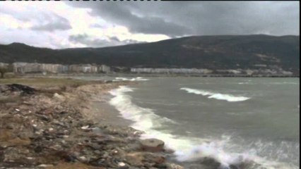 Télécharger la video: Moti i keq paralizon bregdetin jugor. Pezullohen lundrimet në portin e Durrësit e Vlorës