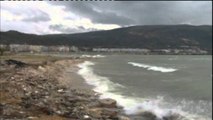 Moti i keq paralizon bregdetin jugor. Pezullohen lundrimet në portin e Durrësit e Vlorës