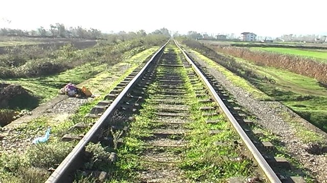 Hekurudha Laç-Vorë, shkatërrohet infrastruktura, asnjë ndërhyrje