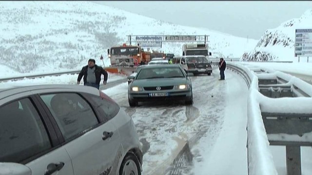 Reshjet e dëborës sjellin probleme, raportohen komuna të bllokuara dhe pa energji