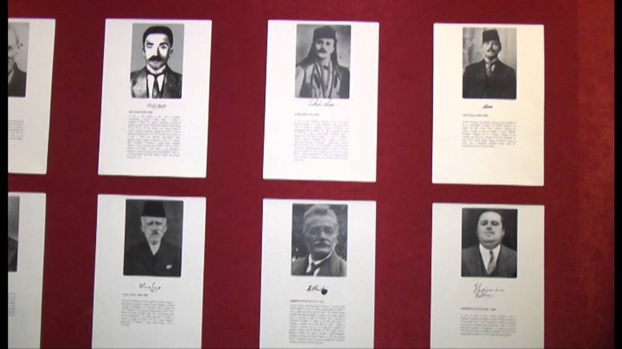 Ekspozitë portret për 40 firmëtarët e pavarësisë. Shfaqet pena origjinale, që firmosi dokumentin