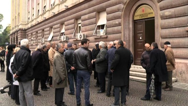 Fotoja e Hoxhës, ish-të përndjekurit protestojnë: Qeveria po e rehabiliton
