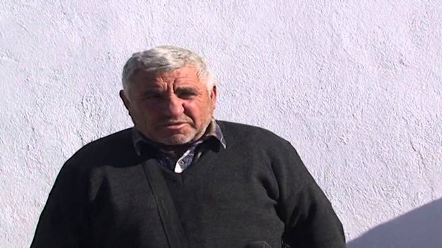 Berat, tregu i ushqimeve në kushte skandaloze. Frutat dhe perimet tregëtohen në tokë