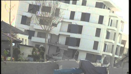 Hidhet në erë kompleksi "Jon". Shembet pjesërisht godina e ndërtuar mbi vijën bregdetare