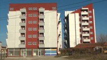 Korçë, 35 familje të pastreha përfitojnë apartamente të ndërtuara nga Enti i Banesave
