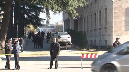 Tritoli në makinën e prefektit, policia: Po hetohen konfliktet e mëparshme