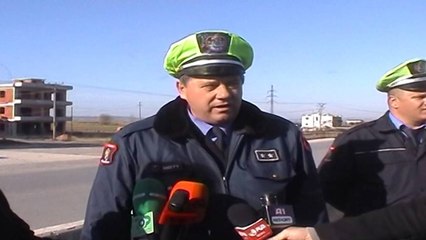 Aksion i policisë rrugore, largon "mbikalimet" e vendosura nga qytetarët