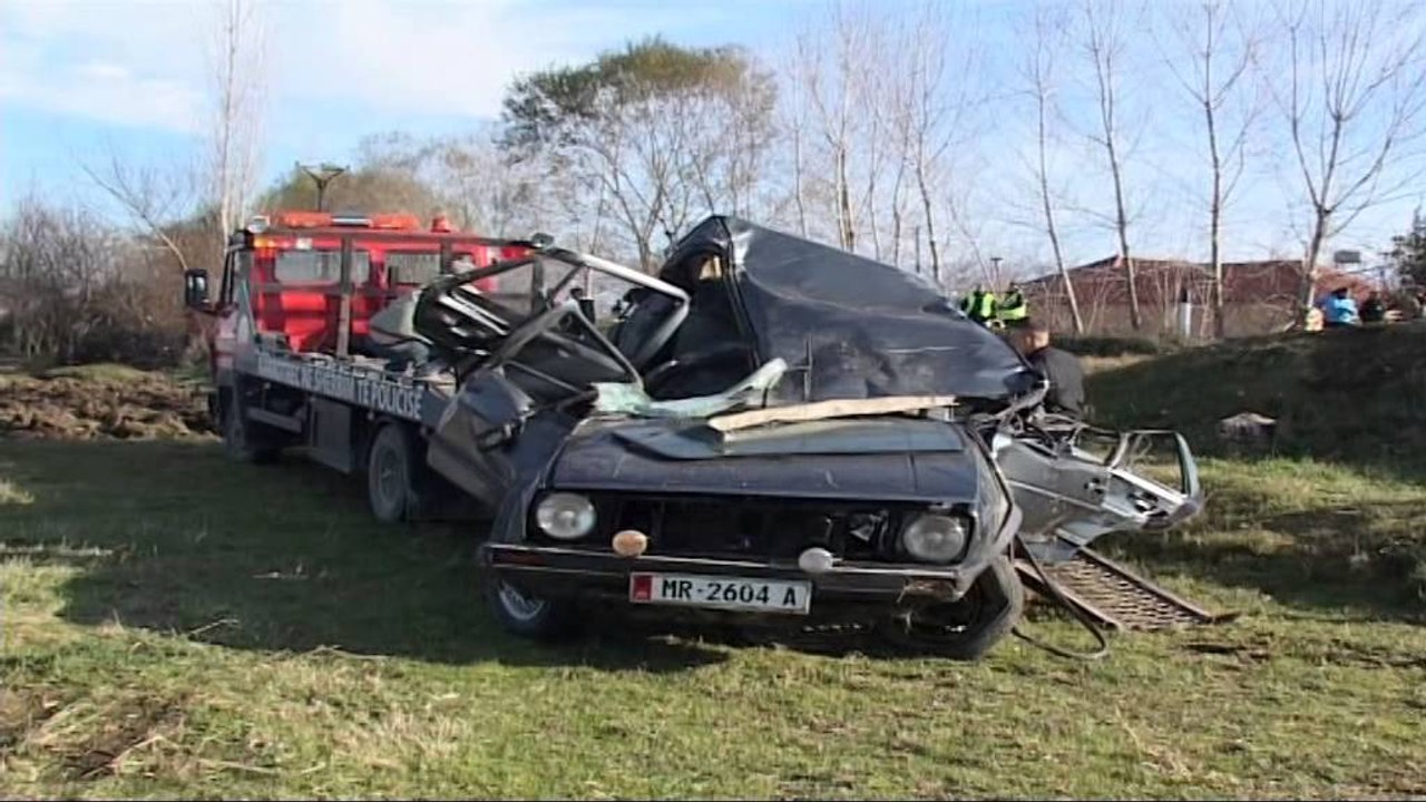 Vdes në aksident 16 vjeçari, makina ku udhëtonte me shokun doli nga rruga