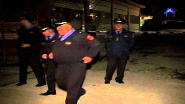 Grabitin në qendrën tregtare, të veshur si babagjysh . Policia gjen makinën që i kishin vënë flakën
