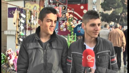 Ndërrimi i viteve 2014. Qytetarët i largohen lokaleve, i drejtohen familjes.