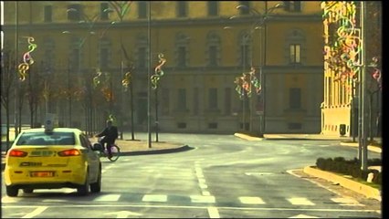 Tirana "zgjohet" e qetë, rrugë pa trafik, pak kalimtarë, biznese të mbyllura