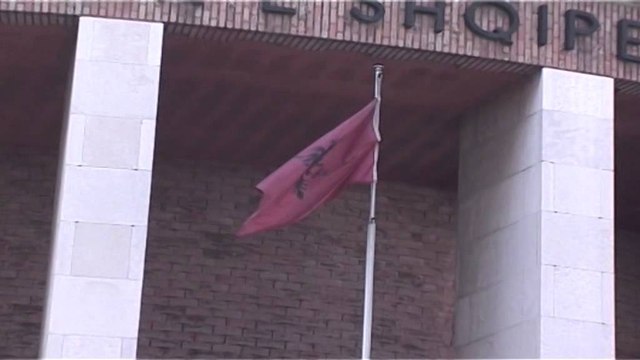 Enti i banesave bllokon kreditë e buta. Borxhi është marrë përmes bankave private