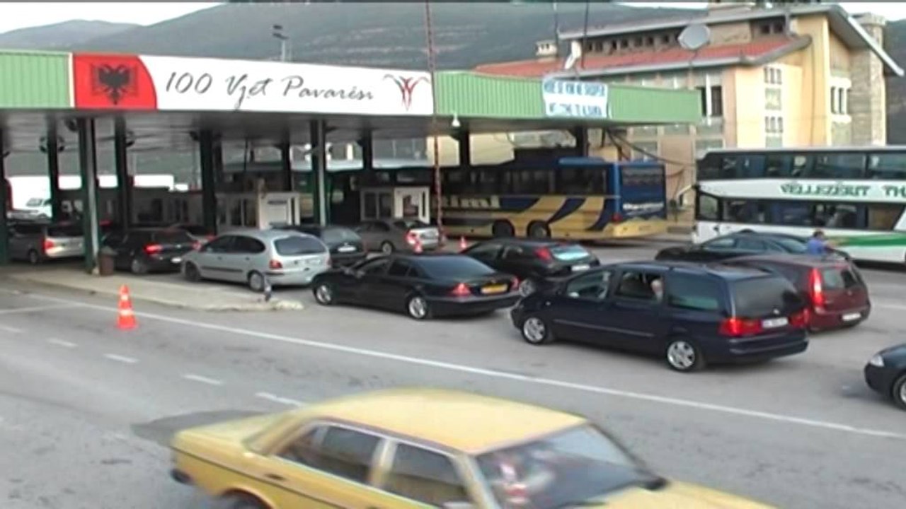 Shqipëria "përcjell" emigrantët, fluks në të gjitha pikat doganore në vend